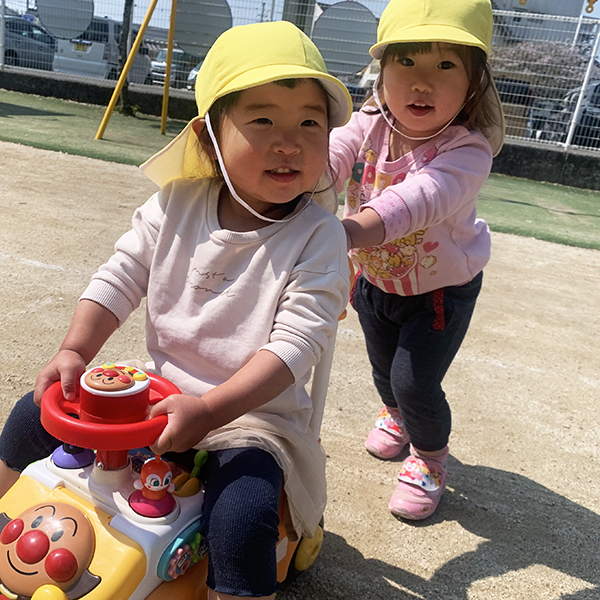 園庭で遊ぶ様子